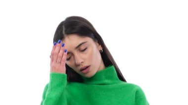 Beyaz arka plandaki kadın, facepalm jesti ile hayal kırıklığını ifade ediyor. Bu samimi tasvir, çok yönlü ve çok yönlü bir görsellik oluşturan, neşeli bir dokunuş ekler..