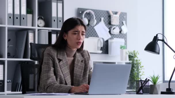 Femeia Caucaziană Supărată Vești Proaste Laptop Birou Transmiterea Impactului Emoțional — Videoclip de stoc