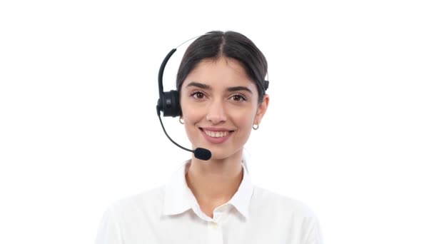 Trabalhadora Call Center Feminino Alegre Envolve Conversa Mostrando Sorriso Amigável — Vídeo de Stock
