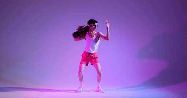 Espírito Despreocupado Tempos Retro Como Nerd Dança Sem Cuidado Mundo — Vídeo de Stock