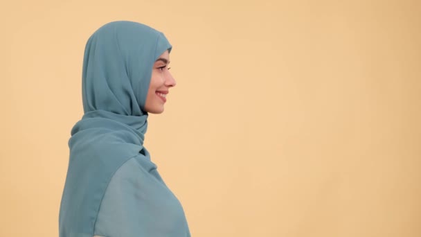 Mulher Árabe Mostra Sorriso Radiante Contra Fundo Bege Quente Criando — Vídeo de Stock