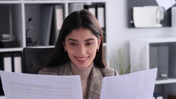 Erfolgreiche Geschäftsfrau Posiert Mit Papieren Büro Das Porträt Strahlt Zufriedenheit — Stockvideo