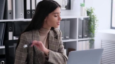 Memnuniyetsizliğini dile getiren bir iş kadını, ofisteki bir video görüşmesi sırasında onaylamadığını iletiyor. Bu iddialı görüntü saçma olmayan tutumu ve profesyonelliği yakalıyor..