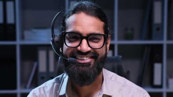Uśmiechnięty Pracownik Indiańskiego Call Center Jest Uchwycony Portrecie Patrząc Prosto — Wideo stockowe