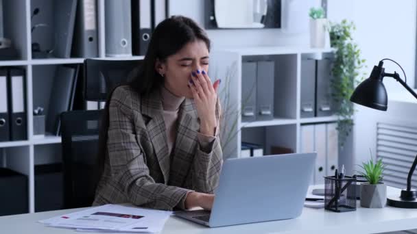 Irodában Dolgozó Fáradt Kiad Egy Ásítást Laptoppal Őszinte Pillanat Szemlélteti — Stock videók