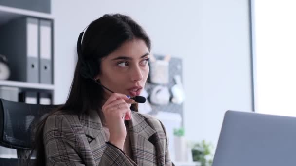 Müşteri Desteği Temsilcisi Ofiste Kulaklık Dizüstü Bilgisayarla Iletişim Kuruyor Görüntü — Stok video