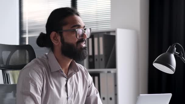 Фокусований Індійський Бізнесмен Одягнений Діловий Офіційний Одяг Старанно Працює Ноутбуці — стокове відео