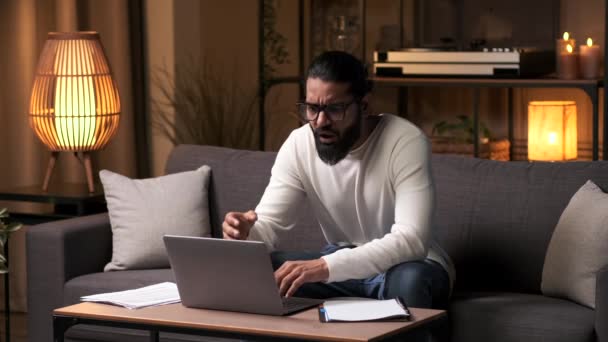 Άνθρωπος Κάθεται Laptop Αναστατωμένος Από Τις Ειδήσεις Που Εκτυλίσσονται Στην — Αρχείο Βίντεο