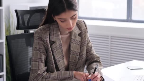 Konzentriert Und Fleißig Schreibt Eine Geschäftsfrau Schreibtisch Fleißig Dokumente Ein — Stockvideo