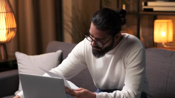 Skoncentrowany Indyjski Biznesmen Zajmuje Się Papierami Operuje Laptopem Zdecydowana Koncentracja — Wideo stockowe