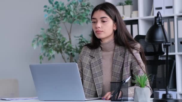 Femeia Caucaziană Concentrată Așteaptă Știri Timp Folosește Laptopul Birou Această — Videoclip de stoc