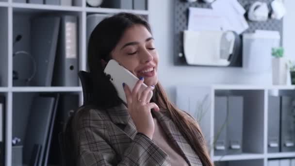 Сміється Кавказької Жінки Веде Телефонну Розмову Офісі Зображення Захоплює Світлий — стокове відео