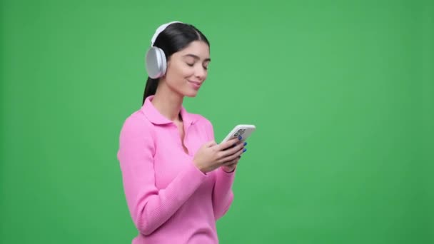 Biała Kobieta Ozdobiona Słuchawkami Jest Przechwytywana Sms Przez Telefon Tętniącym — Wideo stockowe