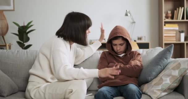 Üzgün Anne Oğlunu Azarlarken Hayal Kırıklığını Ifade Eder Odadaki Duygusal — Stok video