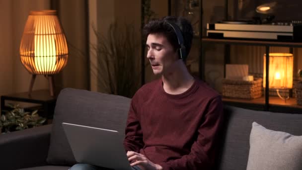 Örömteli Ember Élvezi Zenét Miközben Laptopon Gépel Nappaliban Szoba Hangulata — Stock videók
