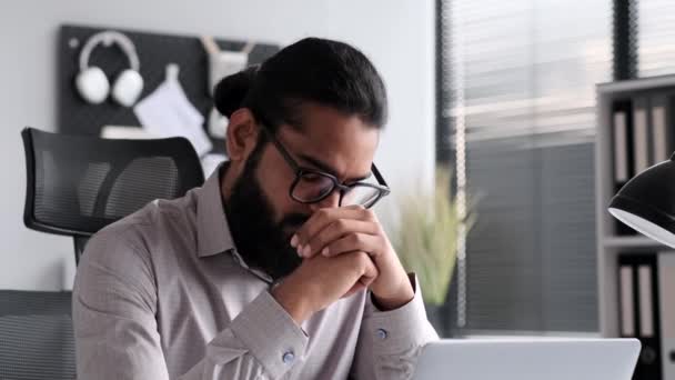 Przygnębiony Indyjski Biznesmen Ubrany Profesjonalnie Odzwierciedla Poczucie Smutku Wśród Profesjonalistów — Wideo stockowe