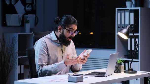 Erfolgreicher Indischer Geschäftsmann Wird Gefangen Genommen Als Positive Nachrichten Telefon — Stockvideo
