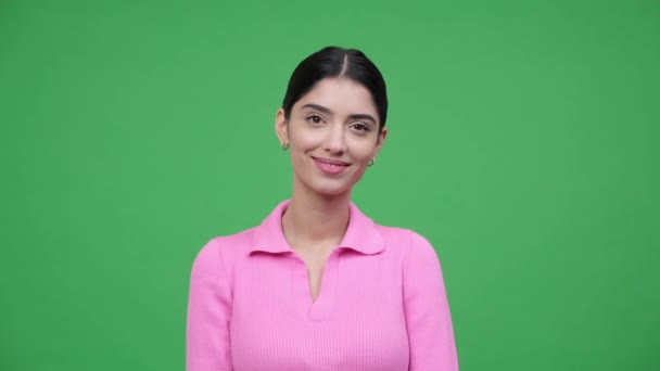 Позитивна Кавказька Жінка Захоплена Портреті Схрещеними Обіймами Випромінюють Впевненість Оптимізм — стокове відео