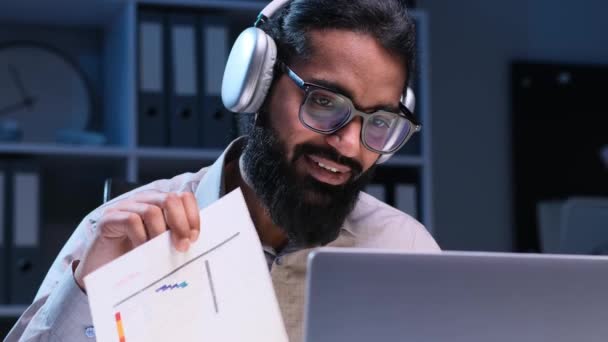 Χαμογελώντας Ινδός Επιχειρηματίας Συλλαμβάνεται Συμμετέχοντας Μια Βιντεοκλήση Ντυμένες Επαγγελματικά Εκφράσεις — Αρχείο Βίντεο