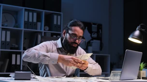 Empresário Indiano Alegre Entusiasticamente Joga Dinheiro Para Câmera Escritório Noite — Vídeo de Stock