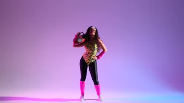Alegre Señora Surcos Ritmos Retro Bailando Con Ghettoblaster Sobre Vibrante — Vídeos de Stock