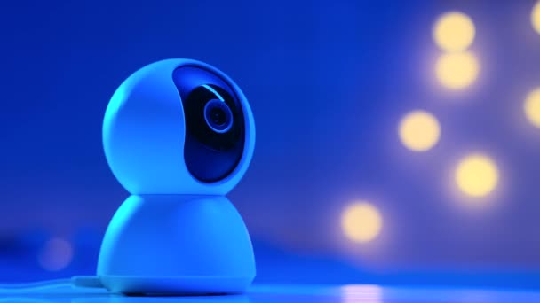 Güvenlik Kameraları Web Kamerası Olarak Ikiye Katlanmış Mavi Neon Bir — Stok video