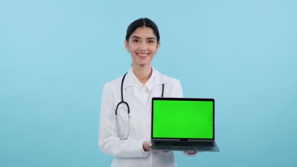 Laboratuvar Önlüklü Steteskoplu Bir Kadın Doktor Mavi Arka Planda Yeşil — Stok video