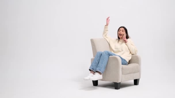 Pozitivní Šťastná Žena Sedí Křesle Bílém Pozadí Aktivně Mluví Mobilu — Stock video