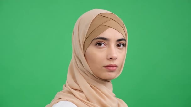 Mulher Árabe Despreocupada Hijab Tradicional Vira Cabeça Sorri Amplamente Contra — Vídeo de Stock