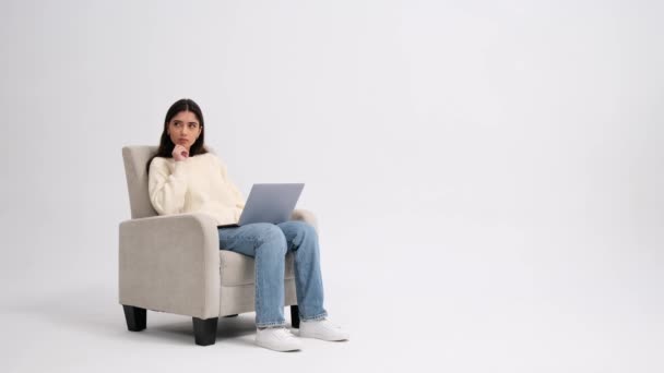 Dizüstü Bilgisayarla Çalışırken Beyin Fırtınası Yapan Ciddi Bir Kadın Aklına — Stok video