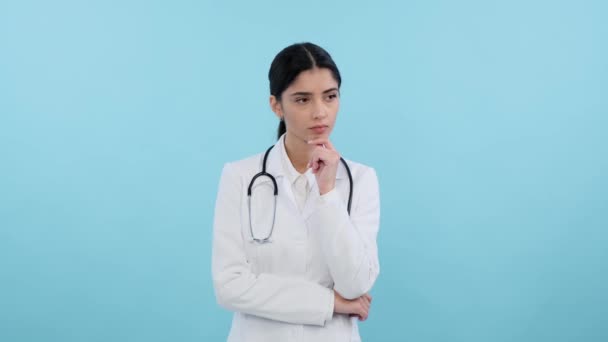 Θετική Καυκάσια Γυναίκα Γιατρός Νοσοκόμα Αντανάκλαση Σκέφτεται Μπλε Φόντο Σκεπτική — Αρχείο Βίντεο