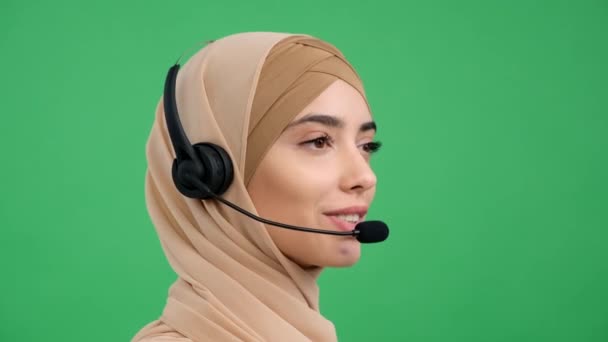 Ritratto Ravvicinato Una Lavoratrice Musulmana Supporto Online Con Auricolare Che — Video Stock