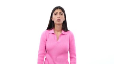 Umutsuz, hoşnutsuz Kafkas genç kadın facepaling, yüz yüze kapanış başarısız veya sorun, beyaz arka plan üzerinde duran.