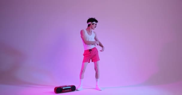 Feliz Divertido Anos Jovem Caucasiano Com Bigode Ouvindo Música Dançando — Vídeo de Stock