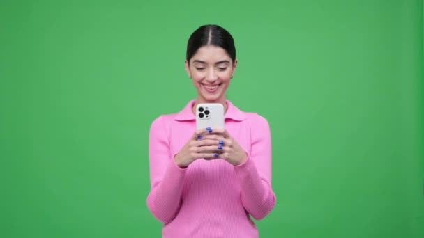 满意的白种人年轻女性通过手机 发短信 上网和绿色背景的笑来放松自己 网上娱乐概念 — 图库视频影像