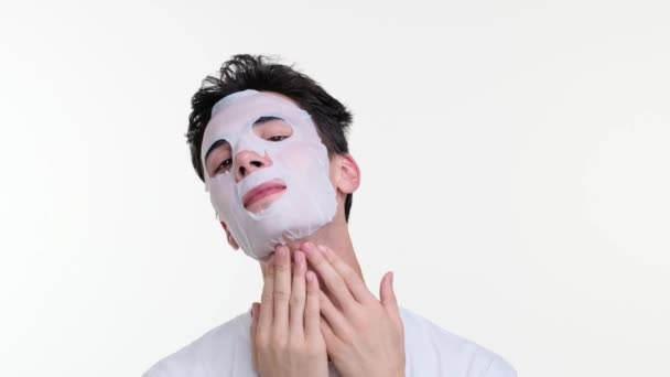 Porträt Eines Lächelnden Glücklichen Jungen Mannes Der Mit Einer Gesichtsmaske — Stockvideo