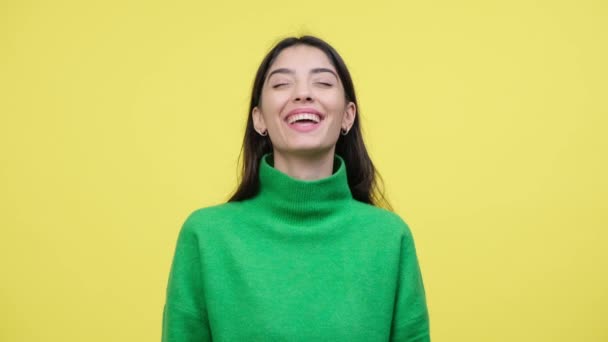 黄色い背景で楽しんでいる笑顔の若い白人女性の肖像画 良い気分 ポジティブな感情 — ストック動画
