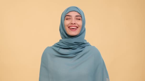 Portrait Happy Muslim Woman Dressed Traditional Islam Hijab Laughing Beige — Stock Video