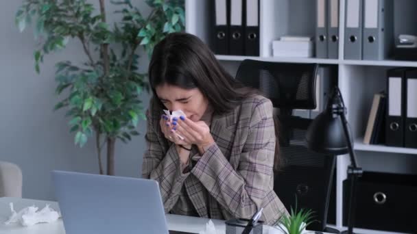 Mulher Negócios Caucasiana Infeliz Espirrando Guardanapo Enquanto Trabalhava Escritório Sopro — Vídeo de Stock