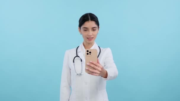 Porträt Einer Positiven Ärztin Oder Krankenschwester Die Videokonferenz Auf Blauem — Stockvideo