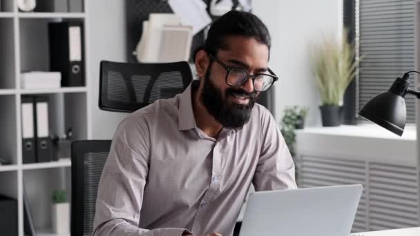 Šťastný Usměvavý Indiánský Obchodník Pracující Laptopem Kanceláři Slavit Dohodu Úspěch — Stock video