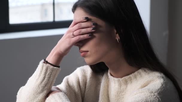 Erschöpfte Kaukasierin Mit Migräne Kopfschmerzen Auf Der Couch Ärger Durch — Stockvideo