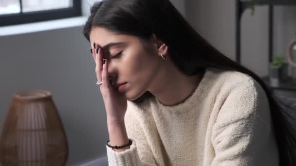 Melancholische Nachdenkliche Kaukasierin Traurig Auf Dem Sofa Heimischen Wohnzimmer Frustration — Stockvideo