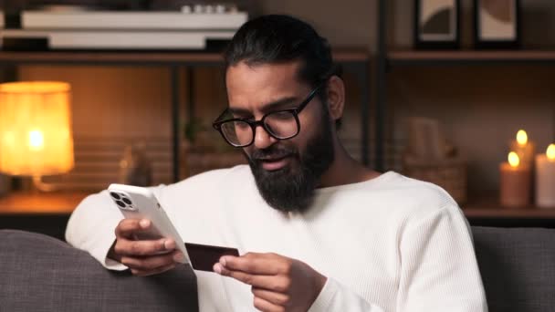 Mutlu Gülümseyen Hintli Adam Online Alışveriş Yapıyor Faturaları Internetten Ödüyor — Stok video