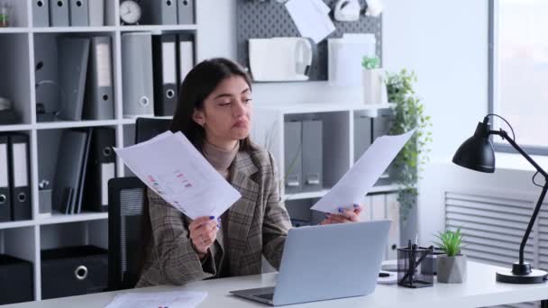 Mujer Confusa Duda Trabajando Con Papeles Encogiéndose Hombros Oficina Contabilidad — Vídeo de stock
