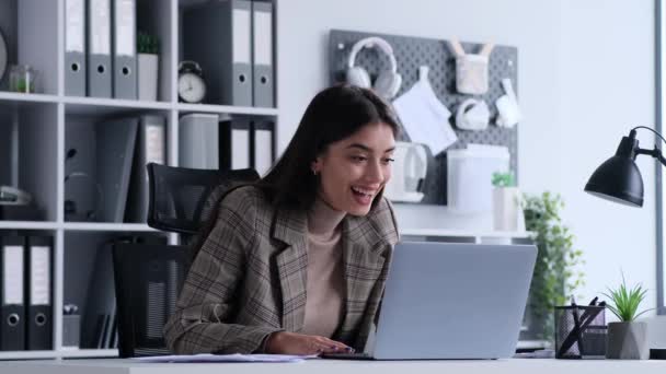 이메일이나 메시지를 소식을받는 친절한 코카서스 회계사 성공을 사무실에서 노트북 — 비디오
