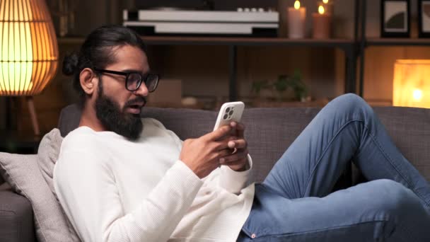 Znudzony Indianin Rozmawiający Telefonem Surfujący Piszący Przez Internet Zaśnięciu Drzemce — Wideo stockowe
