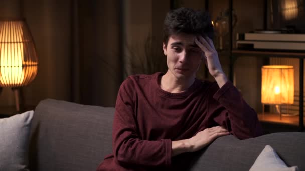 Porträtt Bedrövad Ung Vit Man Som Gråter Ensam Soffan Natten — Stockvideo