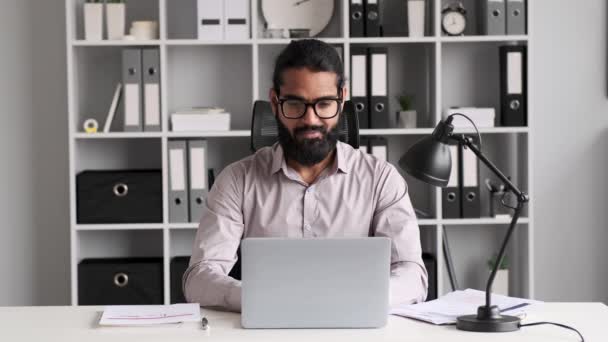 Ceo Indiano Positivo Trabalhando Com Papéis Laptop Enquanto Sentado Mesa — Vídeo de Stock