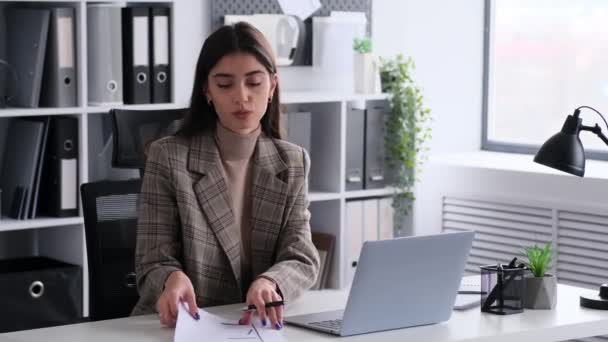 Femme Affaires Caucasienne Colère Gronde Employés Collègues Criant Lors Appel — Video